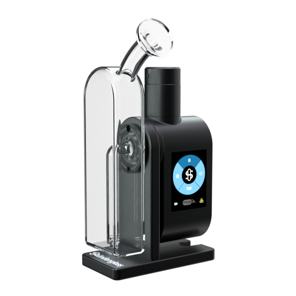 A crisp three-quarter angled studio product shot displaying the fully assembled Stündenglass Modül + Dok Deluxe Travel Set in Clear Glass. The perspective highlights the ergonomic, streamlined contour of the docked device, featuring the clear borosilicate glass water chamber mounted securely beside the black digital control unit.
