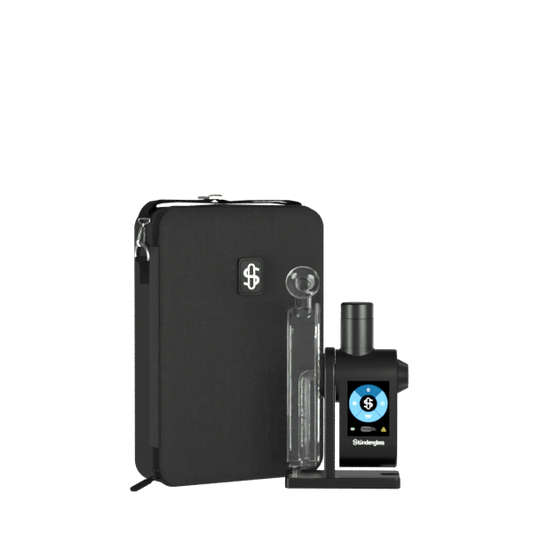 A crisp, front-facing product shot focusing entirely on the assembled Stündenglass Modül + Dok e-rig with Clear Glass. The shot emphasizes the premium contrast between the precision-machined black anodized aluminum frame, the vibrant full-color 2.4-inch digital screen illuminated on the front interface, and the pristine clarity of the borosilicate water-filtration glass globe mounted on top.